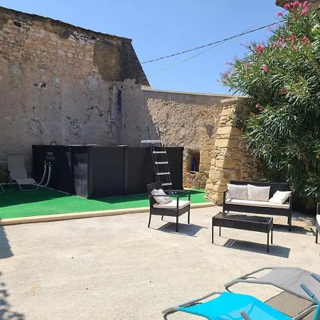 Maison Pouzilhac, 9 People, Swimming Pool, Air Conditioning بيت للعطل *