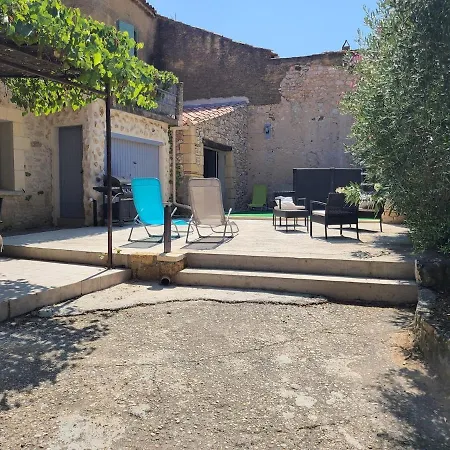 Maison Pouzilhac, 9 People, Swimming Pool, Air Conditioning بيت للعطل *