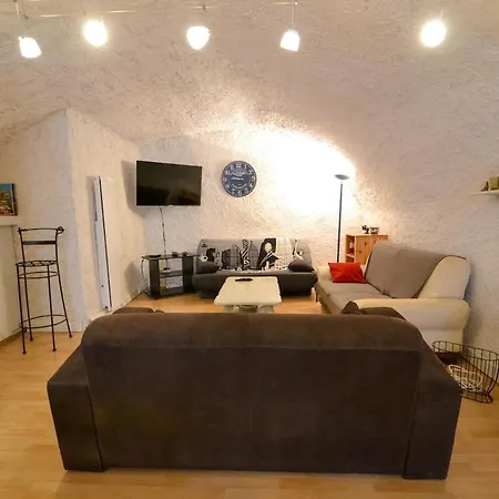 Maison Pouzilhac, 9 People, Swimming Pool, Air Conditioning بيت للعطل